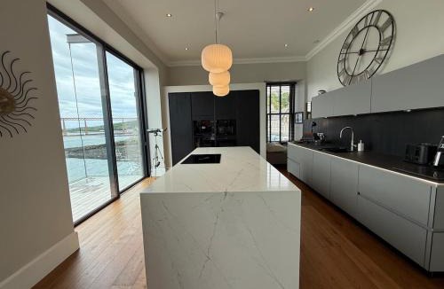 South Queensferry Apartment | Iconic beachfront appt - 3 bed on High the Street
