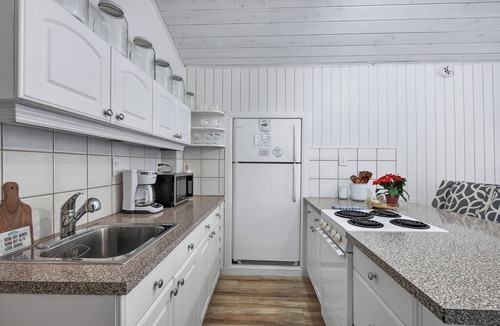 Key Biscayne Apartment | Iconic Beachy House, Walk to Beach, Beach Club & National Park