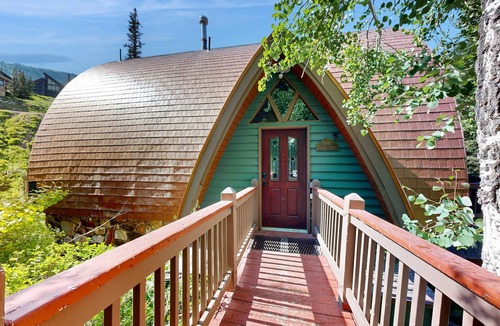 Salt Lake Mountain Resorts Cabin | Iconic creekside mountain home with hot tub, fireplaces, balcony & amazing views