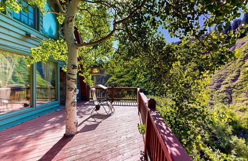 Salt Lake Mountain Resorts Cabin | Iconic creekside mountain home with hot tub, fireplaces, balcony & amazing views
