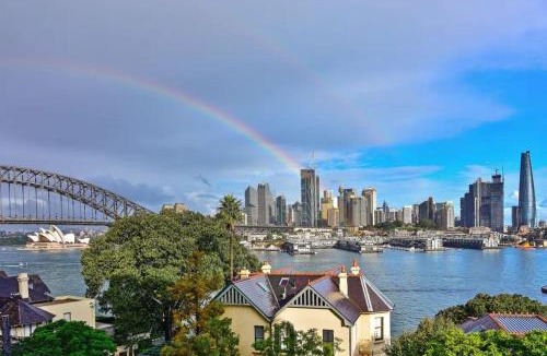 McMahons Point Apartment | Iconic Harbour Bridge & Opera House Views