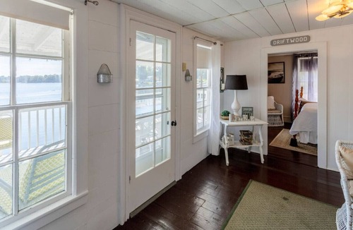 Plainwell House | Iconic Lakehouse - Ivy Lodge - on Pine Lake
