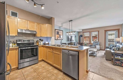 Canmore Condo | Iconic Mountain Views 2BR/2Bth/Pool/HotTub/BBQ