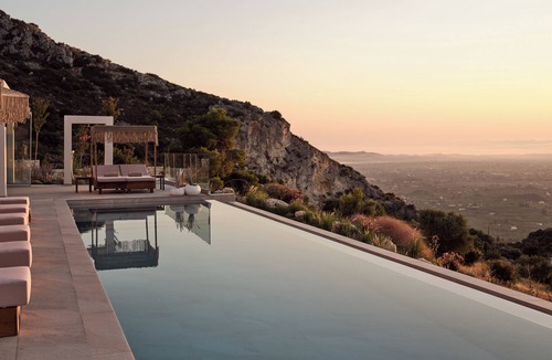 Agia Marina Villa | Iconic skyview Segreto Villa – 7 Bedrooms, Massive Pool, Gym & Unrivaled Views.