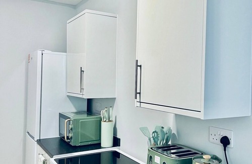 Wainscot Apartment | Ideal Contractors Flat with 2 double bedrooms and balcony in Strood