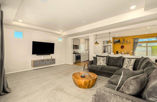 Commerce City House | Ideal for both professionals and families, the Denver Chile House offers a fully furnished residence featuring four (4) welcoming bedrooms, a dedicated workspace for remote professionals, and a spacious kitchen table for quality family time.
