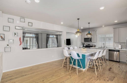 Commerce City House | Ideal for both professionals and families, the Denver Chile House offers a fully furnished residence featuring four (4) welcoming bedrooms, a dedicated workspace for remote professionals, and a spacious kitchen table for quality family time.