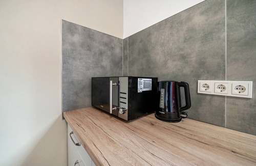 Burbach Apartment | Ideal for Contractors: 2 Bedrooms for 4 Guests (65 m²) in Saarbrücken, Free Parking