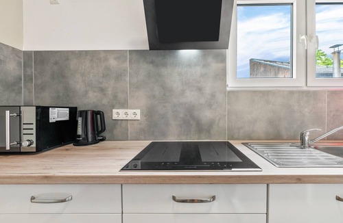 Burbach Apartment | Ideal for Contractors: 2 Bedrooms for 4 Guests (65 m²) in Saarbrücken, Free Parking