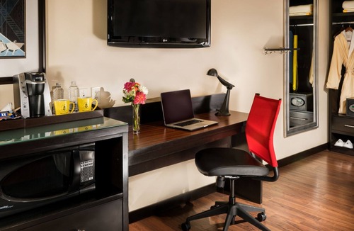 Lower Queen Anne Hotel | Ideal for Groups: 2 Rooms w/Pool Access Steps Away from the Space Needle