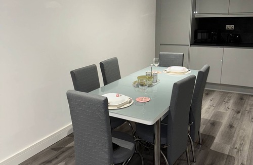 Hounslow Central Apartment | Ideal Heathrow Base. 2BR, 2BA Apt in Hounslow