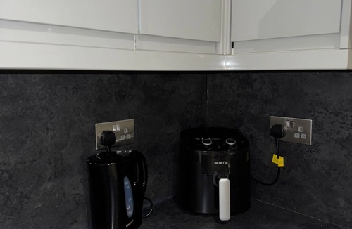 Hounslow Central Apartment | Ideal Heathrow Base. 2BR, 2BA Apt in Hounslow