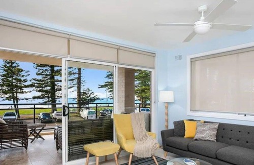 Manly Apartment | Ideal Holiday Accommodation - Complete Waterfront in Manly