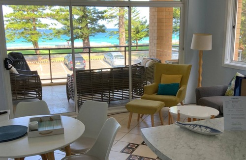 Manly Apartment | Ideal Holiday Accommodation - Complete Waterfront in Manly