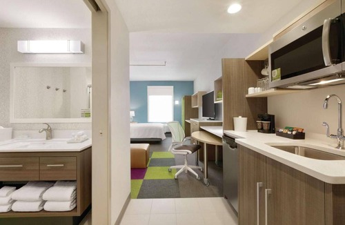 Williamsville Hotel | Ideal Location! 3 Classy Units, Onsite Pool, Free Breakfast, Pets Allowed!