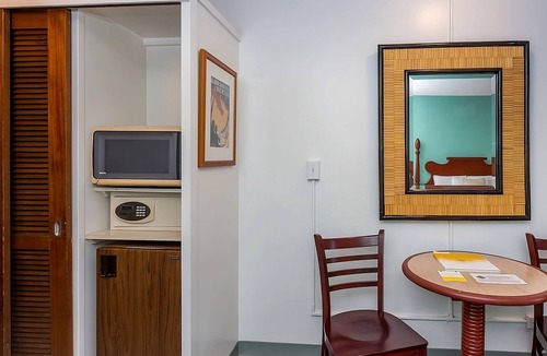 Ala Moana House | Ideal Location! 4 Convenient Units, Onsite Pool, Pet-Friendly Property