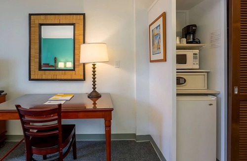 Ala Moana House | Ideal Location! 4 Convenient Units, Onsite Pool, Pet-Friendly Property