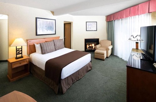 Kalispell House | Ideal Location! Onsite Pool, Free Parking, Minutes to Hockaday Museum of Art!