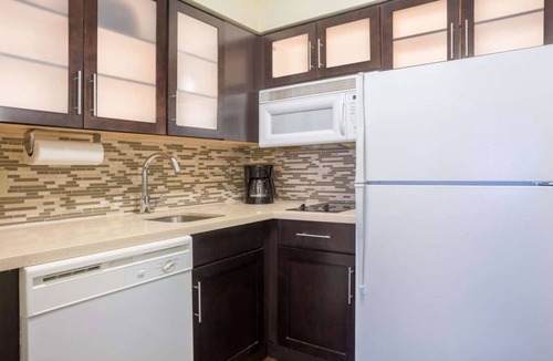 Dunwoody Apartment | Ideal Mix of Comfort and Value! Full Kitchen, Swimming Pool, Free Breakfast!