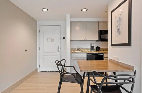 FM 1960 Hotel | Ideal Modern Room for Romantic Getaways or Family Vacations in Houston