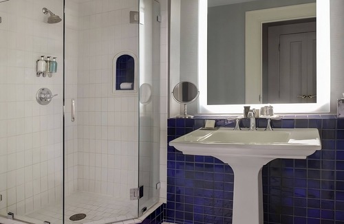 Downtown Fort Worth Hotel | Ideal Starting Point For Exploring the City! Walk to Fort Worth Water Gardens!