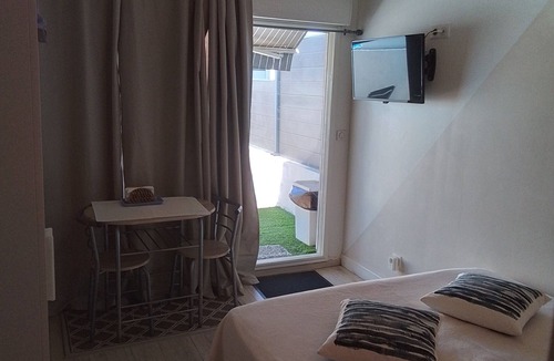 Lunel Bed & Breakfast | Ideal studio for a short stay, 20 minutes from the beaches between Nîmes and Montpellier