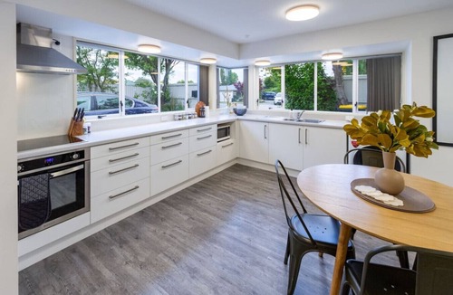 Burnside House | Ideal Studio Getaway – Close to the Airport