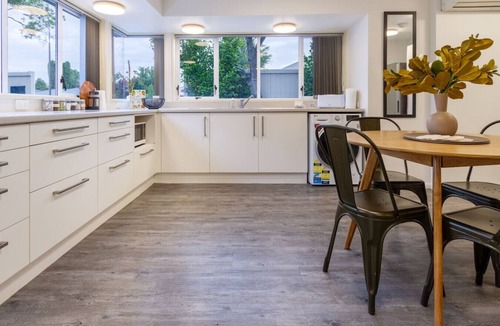Burnside House | Ideal Studio Getaway – Close to the Airport