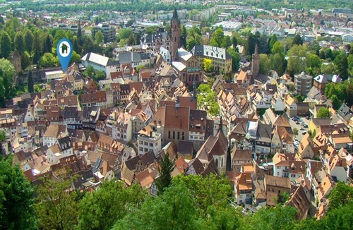 Weinheim Apartment | Idyllic and centrally located apartment in Weinheim, near the castle park and market square
