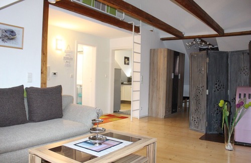 Weinheim Apartment | Idyllic and centrally located apartment in Weinheim, near the castle park and market square