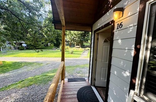 Idleyld Park Cabin | Idyllic Cabin for Group Getaway along the North Umpqua River, Oregon