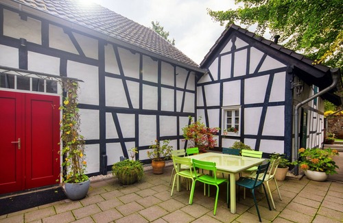 Neunkirchen-Seelscheid House | Idyllic, completely renovated half-timbered house in a listed courtyard