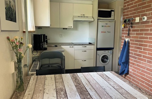 Zuideinde Cottage | Idyllic house with spacious garden next to canal, boat rent is possible (extra)