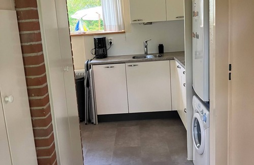 Zuideinde Cottage | Idyllic house with spacious garden next to canal, boat rent is possible (extra)