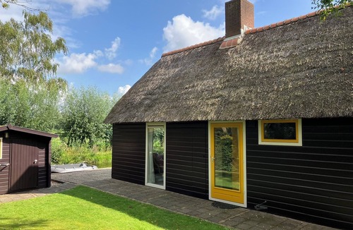 Zuideinde Cottage | Idyllic house with spacious garden next to canal, boat rent is possible (extra)