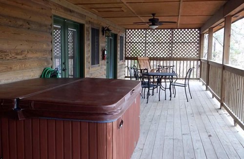 Mount Ida Cabin | Idyllic Lakefront Log Cabin with Hot Tub and Boat Dock on Lake Ouachita Marina in Mount Ida, Arkansas