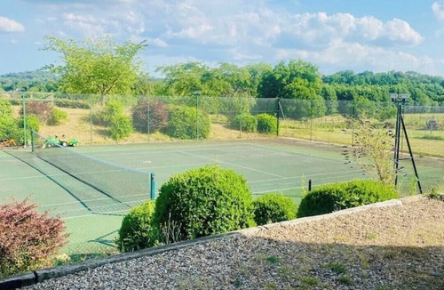Burghclere House | Idyllic listed converted barn with tennis court perfect for families and friends