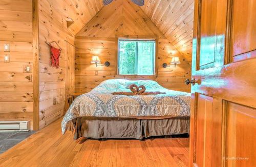Canadensis House | Idyllic Log Cabin Rental with a Porch in the Poconos of Pennsylvania