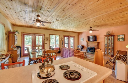 Murphy Apartment | Idyllic Murphy Hideaway w/Multi-Level Deck!