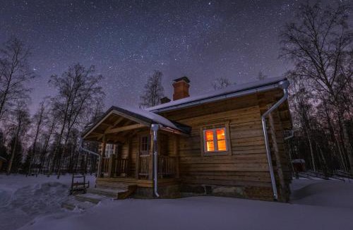 Ii Ski Chalet | Iisland Pauhu Loghouse and sauna under the starlit sky