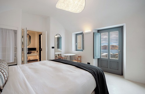Oia Hotel | IKIES Santorini