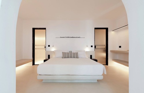 Oia Hotel | IKIES Santorini