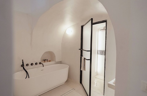 Oia Hotel | IKIES Santorini