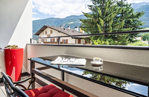 Naturno Apartment | "Il Cuore Rosso" holiday flat - new build in the centre with mountain views, balcony and AC