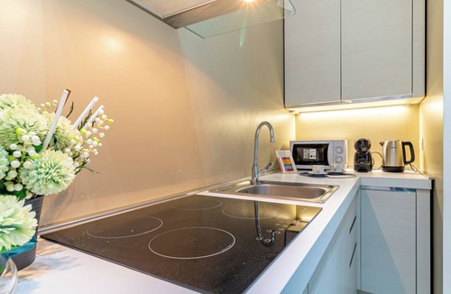Vimercate Apartment | Il quadrato blu by Houset