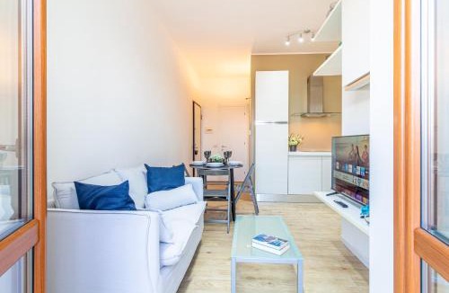 Vimercate Apartment | Il quadrato blu by Houset