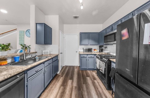 Greater Fondren Southwest House | Ile Ayo - BR with Shared Bathroom in a Co-Living Home (2)