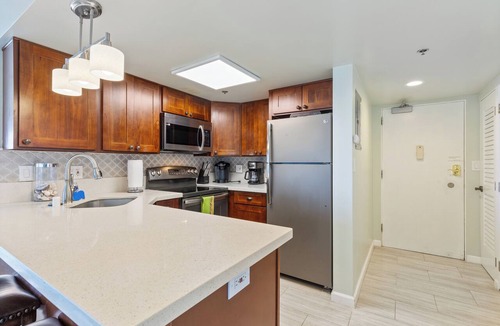 Waikiki Apartment | Ilikai Hotel Condo with Ocean, Lagoon & Fireworks Views