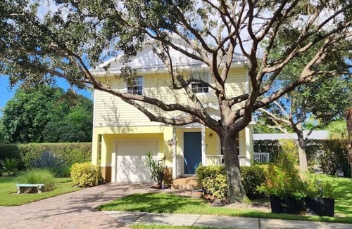East Naples House | Immaculate 3 BR/2BA Key West style single family home completely renovated.