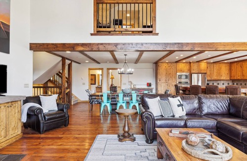 Big Sky House | Immaculate 4-bedroom + Loft, 4 parking spots, Walk to Resort, Ski-in/out